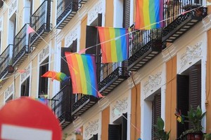 ELLITORAL_402122 |  EFE Banderas del colectivo LGTBI adornando balcones del barrio madrileño de Malasaña, en una imagen de archivo