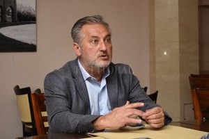 ELLITORAL_398676 |  Flavio Raina La política no se hace hablando en contra de, nuestra sociedad tampoco lo admite. La gente quiere saber como va a llegar a fin de mes .