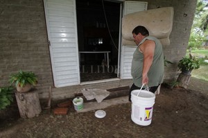 ELLITORAL_385157 |  Archivo El Litoral / Mauricio Garín Baldes. Hasta ahora muchos vecinos deben acarrear el agua para el consumo en recipientes.