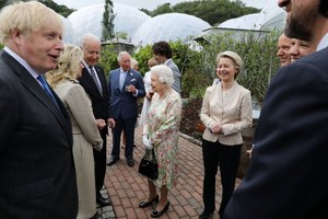 ELLITORAL_382903 |  Reuters Boris Johnson, Joe Biden y su esposa Jill, la presidenta de la Comisión Europea, Ursula von der Leyen, y Justin Trudeau compartieron unos momentos con la reina de Inglaterra y el príncipe Carlos