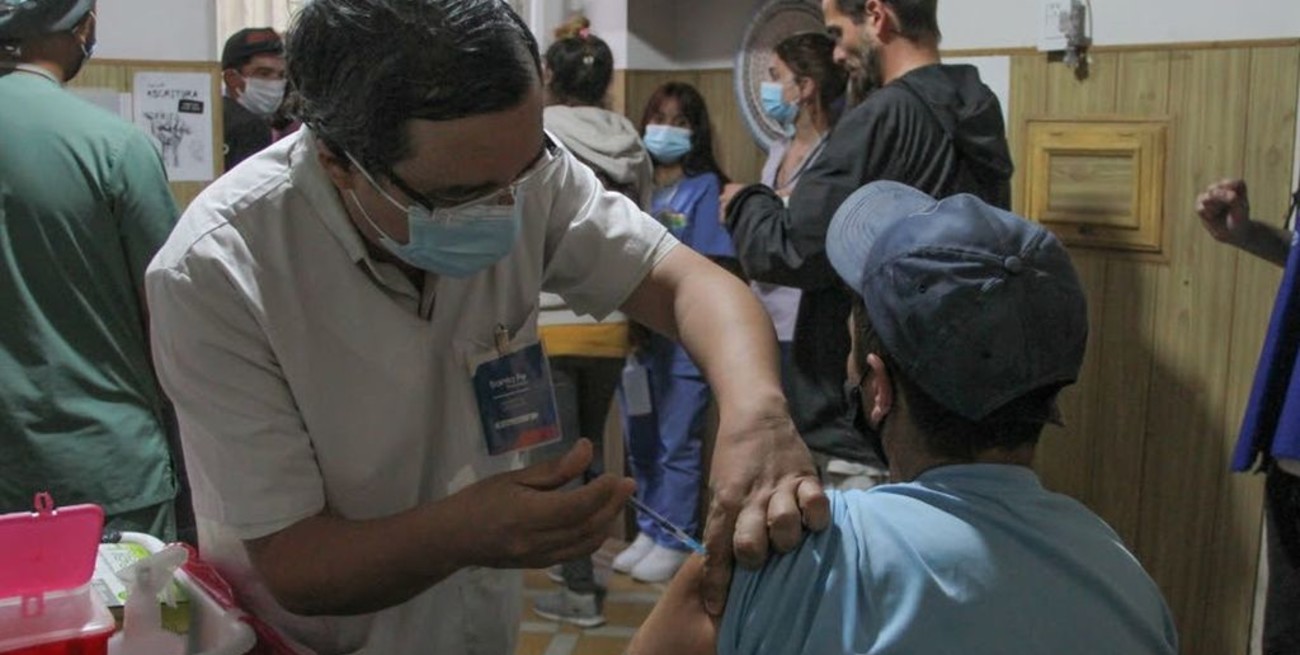 En los operativos "rastreo" de personas sin inmunizar, ya aplicaron 30 mil dosis