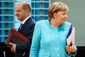 ELLITORAL_406900 |  Getty BERLIN, GERMANY - AUGUST 19: German Chancellor Angela Merkel (R) and German Minister of Finance Olaf Scholz attend a cabinet meeting at the German chancellery on August 19, 2020 in Berlin, Germany.  (Photo by Clemens Bilan Pool/Getty Images)