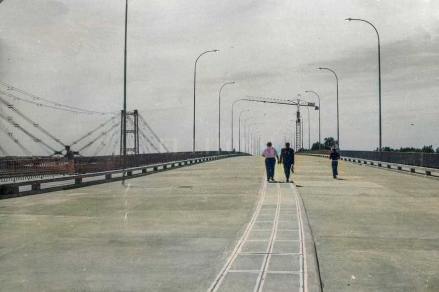 ELLITORAL_367169 |  Gentileza M. Testi. Listo. El puente, tal como lo conocemos hoy, presto a ser cruzado por los vehículos, en 1971.
