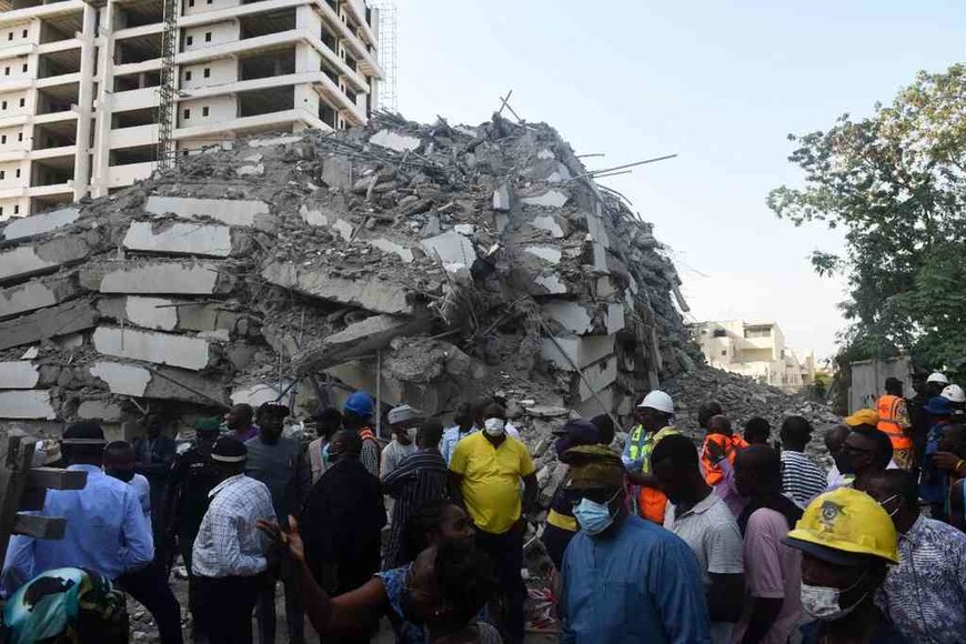 ELLITORAL_414880 |  Twitter Se desconoce el número de personas que podrían estar entre los escombros, tras el colapso de un edificio de 21 pisos en Lagos, Nigeria.