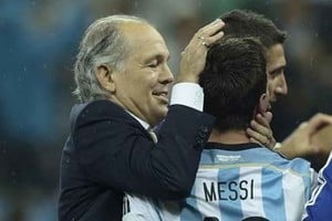 ELLITORAL_423090 |  Archivo Pachorra  Sabella, el hombre que se extraña desde hace un año. En la imagen, el gesto fraternal hacia Messi en el Mundial 2014.