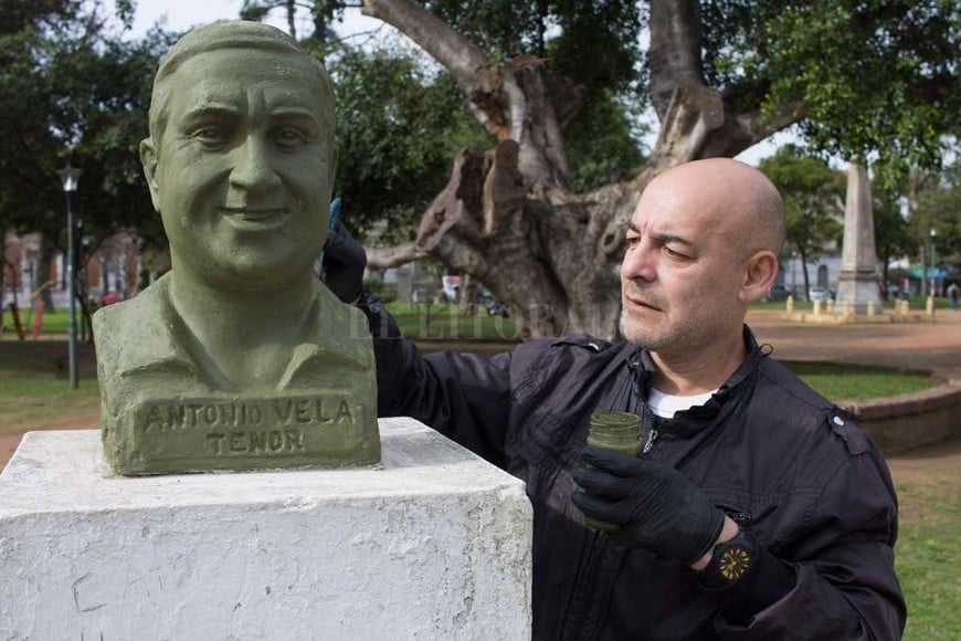 ELLITORAL_252210 |  Gentileza Municipalidad de Santa Fe La obra que recuerda al tenor Antonio Vela también había sido vandalizada y en el relevamiento se detectaron faltantes de material en la pieza, realizada en cemento por el artista Carmelo Dágata.