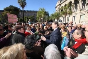 ELLITORAL_6950 |  Secretaría de Comunicación Social de la provincia El gobernador recibió a un grupo de jubilados que se manifestaron ayer en la Casa Gris por un aumento de sueldo.