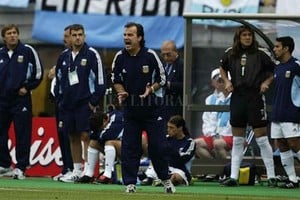 ELLITORAL_316228 |  Archivo Aquellos tiempos. El  Loco  Bielsa a los gritos, fiel a su estilo, en la Selección, con el  Mono  Burgos atrás, con el buzo  1  de arquero.