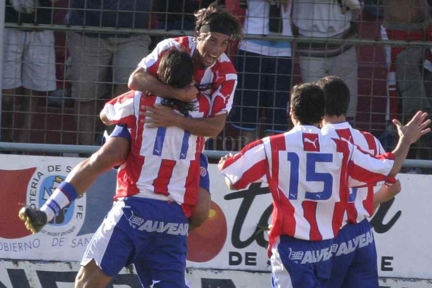 ELLITORAL_316233 |  Luis Cetraro El gol dibujado en el rostro del  Cabezón , cuando le convirtió a Huracán. Su retorno se dio allá por 2004 para jugar en el ascenso, ya en la parte final de su carrera.