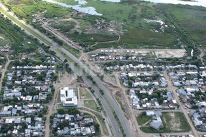 Gentileza Municipalidad de Santa Fe Vista aérea. En el límite oeste de Barranquitas, al norte y al sur de la autopista, el municipio construye una calle de cierre de trama y genera nuevos lotes para urbanizar y reubicar familias.