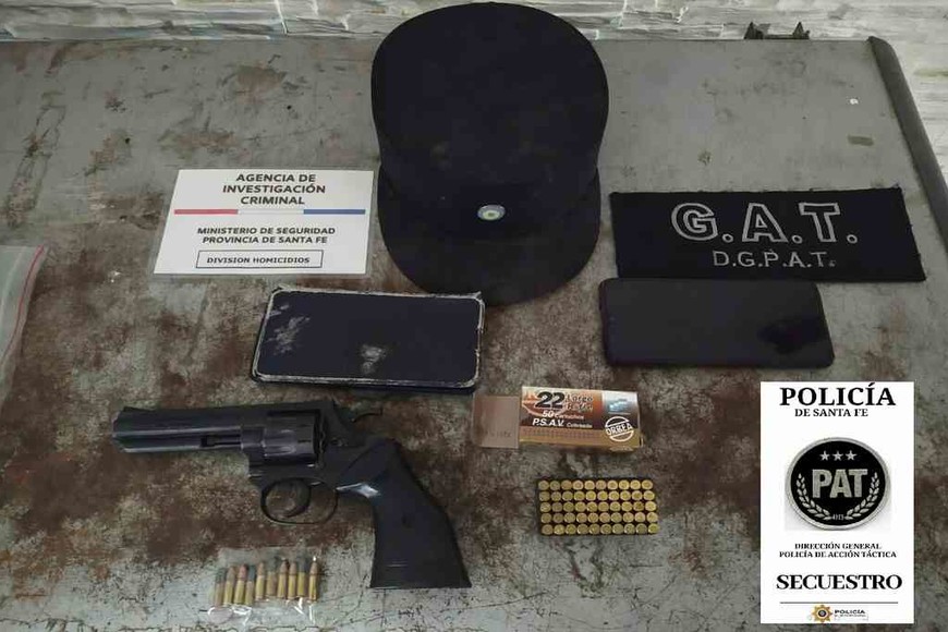 ELLITORAL_423947 |  Relaciones Policiales Efectivos de las PAT y AIC de Rosario secuestraron dos revólveres calibre 22.