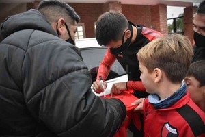 ELLITORAL_385090 |  Pablo Aguirre A pesar del frío, la llovizna y las limitaciones por el DNU, varios hinchas y socios sabaleros se acercaron al predio deportivo de la Autopista para alentar, aplaudir e intentar tener  la foto  al lado de los jugadores campeones, en lo que fue el retorno del campeón vigente del fútbol argentino: Colón de Santa Fe.