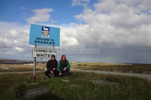 Gentileza Gustavo Peretti y Mariano Varisco Gustavo Peretti (izquierda) y Mariano Varisco, del Departamento de Geografía de la Universidad Nacional del Litoral (UNL), vivieron una semana en Puerto Stanley (Puerto Argentino) con el objetivo de estudiar las migraciones, con eje en la influencia de las redes sociales y el crecimiento demográfico en las islas. Detectaron que hay gente de 60 nacionalidades en una población muy pequeña ?de apenas 2.840 habitantes?, que la pirámide poblacional está  envejeciendo  y hay pocos chicos, entre otras tendencias.