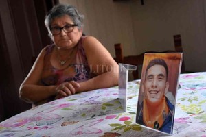 ELLITORAL_419448 |  Pablo Aguirre Azucena, la mamá de  Maxi  Olmos, espera que se haga justicia por el crimen de su hijo.