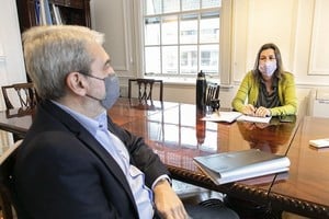 ELLITORAL_405384 |  NA Aníbal Fernández mantuvo un encuentro con Sabina Frederic, a quien reemplazó en el cargo al frente del Ministerio de Seguridad nacional.