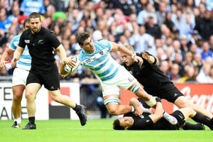 Archivo El Litoral Pablo Matera buscando a quien direccionar un pase, tras recibir un doble tackle ante los All Blacks. Ahora, el notable tercera línea argentino, será compañero de muchos de los integrantes del mítico seleccionado.