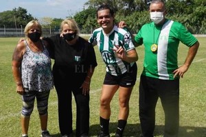 ELLITORAL_362809 |  Gentileza Liga Santafesina de Fútbol Narela antes del partido, con los directivos de San Cristóbal.