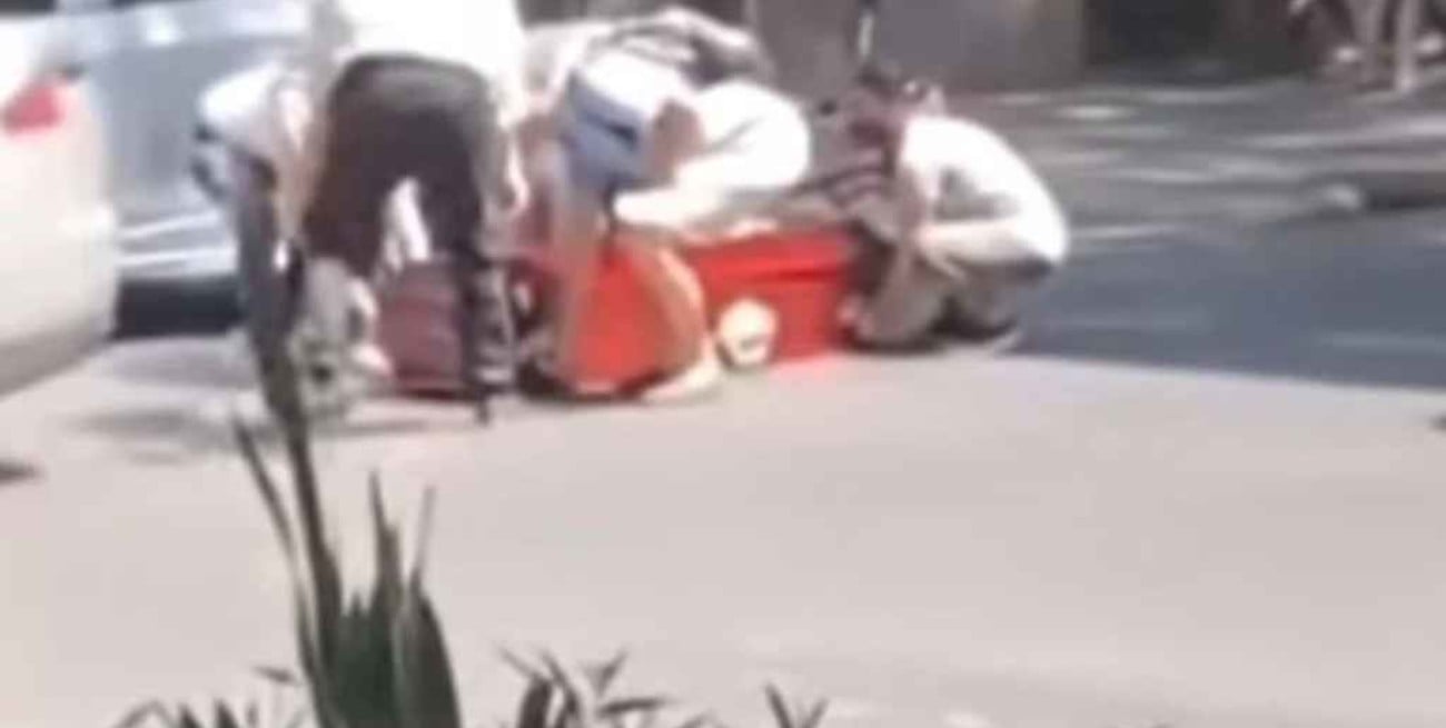 Un ataúd se cayó de un coche fúnebre en movimiento en Rosario 
