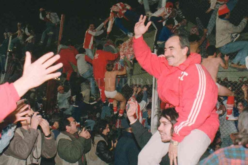 ELLITORAL_389861 |  Alejandro Villar Carlos Trullet, el gestor de esa gran campaña, llevado en andas por los hinchas.