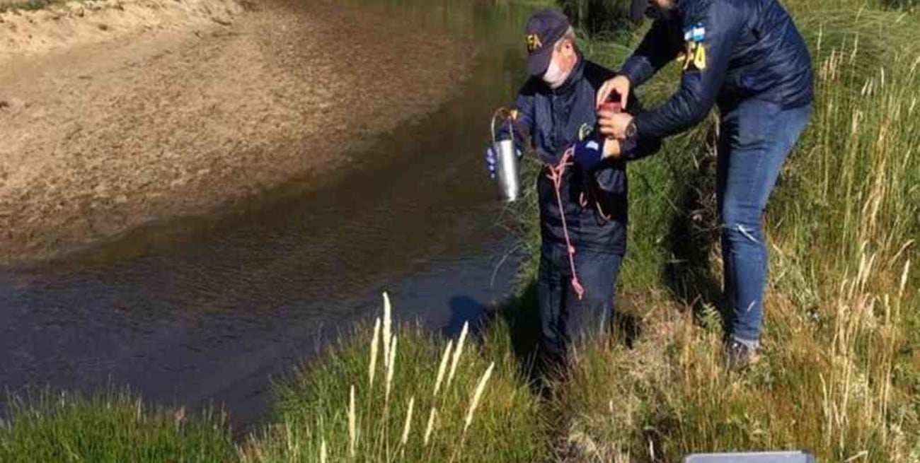 Por denuncia de posible contaminación, se tomaron muestras del agua en el lago Nahuel Huapi y arroyo Las Piedritas