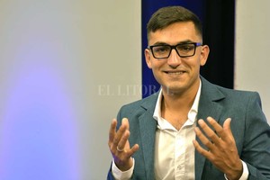 ELLITORAL_440562 |  Manuel Alberto Fabatía No aspiro a vivir de la política toda mi vida, es por eso que cuido tanto mi trabajo, para el cual concursé a los 20 años y durante 12 años viajé todas las semanas más de 150 kilómetros , remarcó el intendente electo de San José del Rincón.