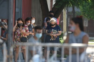 ELLITORAL_426695 |  Mauricio Garín Este viernes 24, había largas colas de personas esperando ser testeadas en la Estación Belgrano.