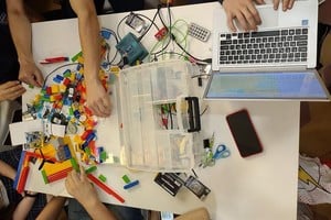 ELLITORAL_415737 |  Gentileza Unos cincuenta jóvenes dedicaron la jornada escolar a desarrollar su  pensamiento computacional  aplicando estrategias STEAM y filosofía  learning by doing .