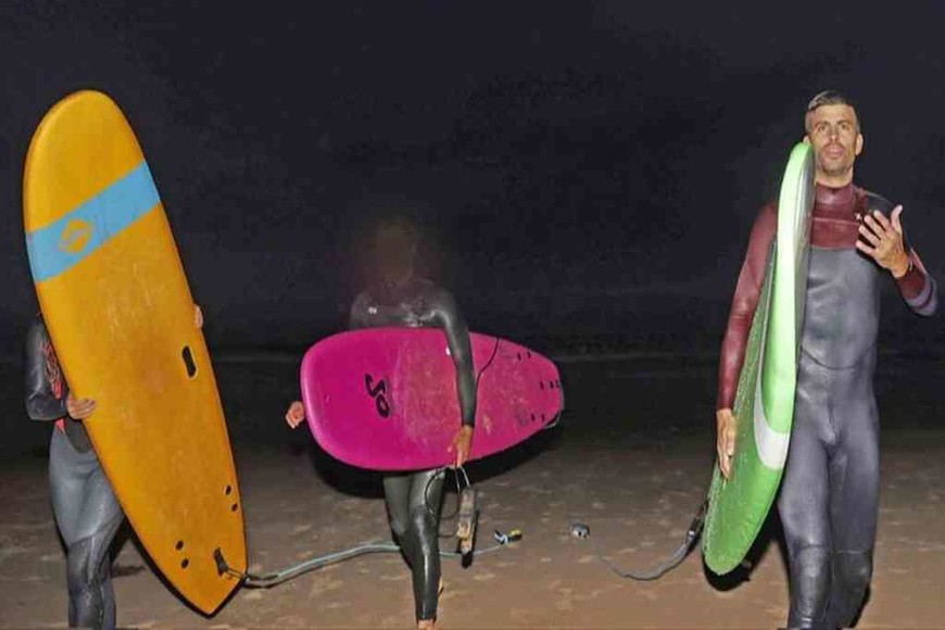 ELLITORAL_401997 |  Gentileza Shakira y Piqué surfeando en la playa de Oyambre.