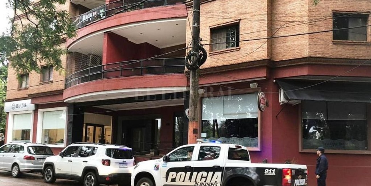 Una mujer falleció al caer del balcón de un cuarto piso