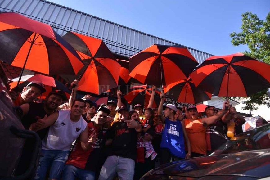 ELLITORAL_406697 |  Manuel Fabatía Ellos, los protagonistas. Los socios de Colón que se acercaron a la sede para votar y mucho antes de que se sepan los resultados ya estaban festejando el triunfo de Tradición Sabalera.