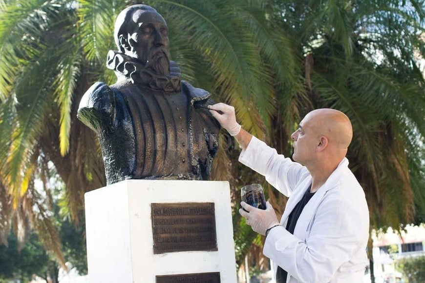 ELLITORAL_252209 |  Gentileza Municipalidad de Santa Fe El busto de bronce de Cervantes fue realizado por Israel Hoffman en 1949 y había sido vandalizado con grafitis de diversos materiales que afectaron la pátina original.