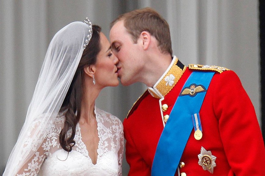 ELLITORAL_373163 |  Archivo Mandatory Credit: Photo by Andy Hooper/ANL/Shutterstock (1705928a)
The Royal Wedding Of Prince William & Catherine Middleton. View From Qvm Towards Buckingham Palace Showing William Kissing His New Wife Catherine For The Second Time The Royal Wedding Of Prince William Of Wales To Catherine Middleton (kate Middleton) On 29th April 2011. Now Duke And Duchess Of Cambridge. 
The Royal Wedding Of Prince William & Catherine Middleton. View From Qvm Towards Buckingham Palace Showing William Kissing His New Wife Catherine For The Second Time The Royal Wedding Of Prince William Of Wales To Catherine Middleton (kate Middleton)