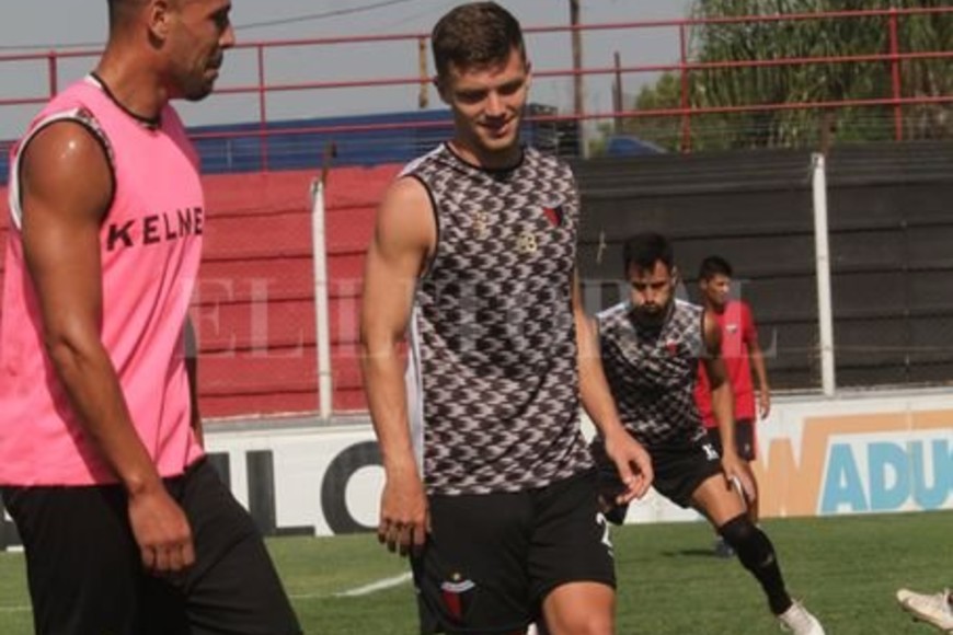 ELLITORAL_438538 |  Mauricio Garín Jonathan Sandoval y Andrew Teuten, en el momento de realizar los movimientos de calentamiento precompetitivo en el Presbítero Grella.