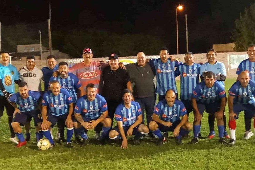 ELLITORAL_414058 | Gentileza El plantel de Banco Provincial. Parados: Cristian Carreño, Mario García, Carlos Roldan, Juan Caligaro, Fabián Nicola, Fernando Palle (DT), Fernando Wutrich, Dante Boituzat, Rolando Raffo, Marcelo Gatti y Marcelo Contreras. Abajo: Ricardo Peralta, Ariel Catinot, Marcos Quiroga, Damián Niemes, Alejandro Bonazzo, Amadeo Romero, Guillermo Mangold. Completan el plantel que viaja a Mendoza: Juan Lanzavechia, Juan Martínez, Pablo Sandoval y Mariano Rivero.