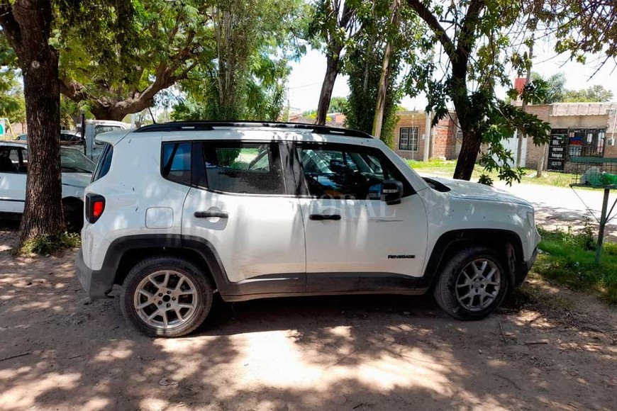 ELLITORAL_425981 |  El Litoral El Jeep Renegade blanco, propiedad de la víctima.