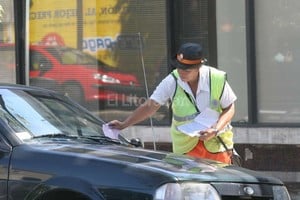 Archivo El Litoral / Mauricio Garín Naranjita . Una inspectora del tránsito dejando una constancia de multa en un vehículo.