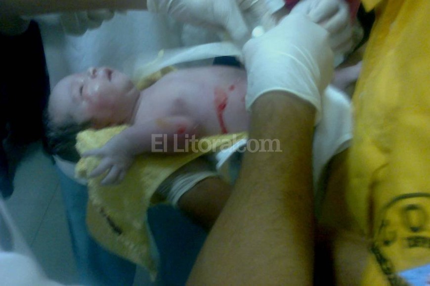ELLITORAL_147258 |  Gentileza Mercedes Cisnero (familiar de Mía). Nacimiento. Cuando entienda lo que ocurrió el lunes, Mía le contará sus seres queridos que nació en la Terminal. Aquí, el momento en el que es asistida por el Cobem.
