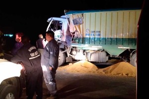 ELLITORAL_389823 |  El Litoral Tras el choque uno de los camioneros debió ser rescatado de la cabina de conducción con la ayuda de personal de bomberos, siendo trasladado al Samco de San Justo donde se le constató fractura en una de sus piernas.