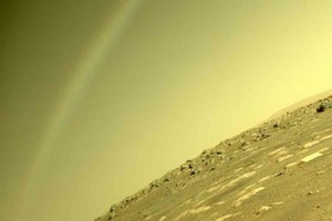 ELLITORAL_368327 |  Twitter ¿Es eso un arcoíris en Marte? No. El arcoíris no es posible aquí.Este arco es un destello de la lente , explicaron los científicos.