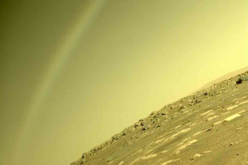 ELLITORAL_368327 |  Twitter ¿Es eso un arcoíris en Marte? No. El arcoíris no es posible aquí.Este arco es un destello de la lente , explicaron los científicos.