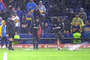 ELLITORAL_421309 |  Gentileza La intensa lluvia del domingo obligó al árbitro Patricio Loustau aplazar el partido, que finalmente se jugará esta tarde-noche.