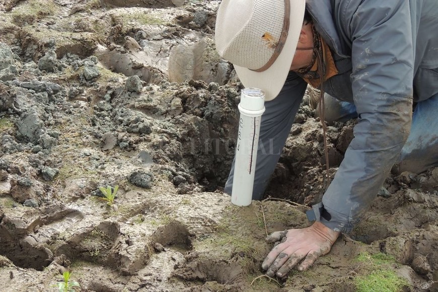 ELLITORAL_314507 |  Gentileza Laboratorio de Sedimentología FICH UNL. Adentro. Los caños utilizados miden 6 metros. Con la maquinaria actual alcanzan esa profundidad, y gestionan otra para continuar la investigación.