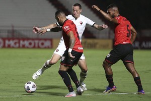 ELLITORAL_371239 |  NA zzzznacd2NOTICIAS ARGENTINAS BAIRES, ABRIL 20: Escena del partido que juegan Newell's y AtlÃ©tico Goianiense. Foto NAzzzz