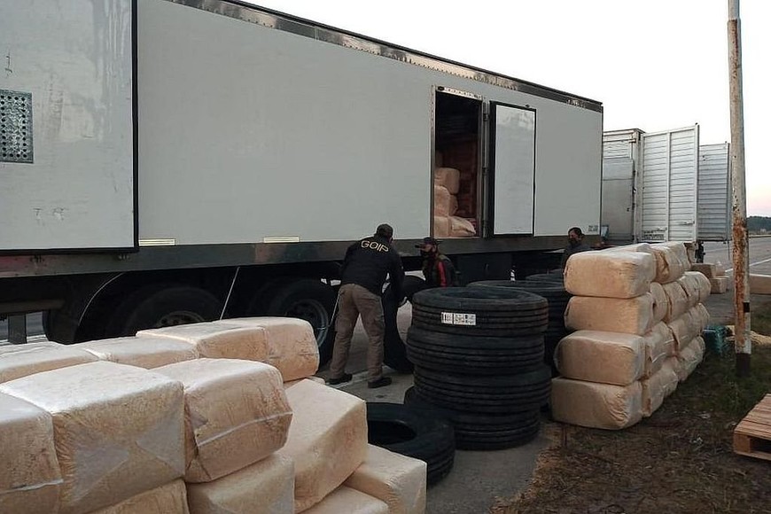 ELLITORAL_389102 |  Gentileza GNA Los gendarmes hallaron 20 neumáticos extranjeros ocultos entre un cargamento de viruta de madera, con un valor aproximado a los dos millones de pesos.