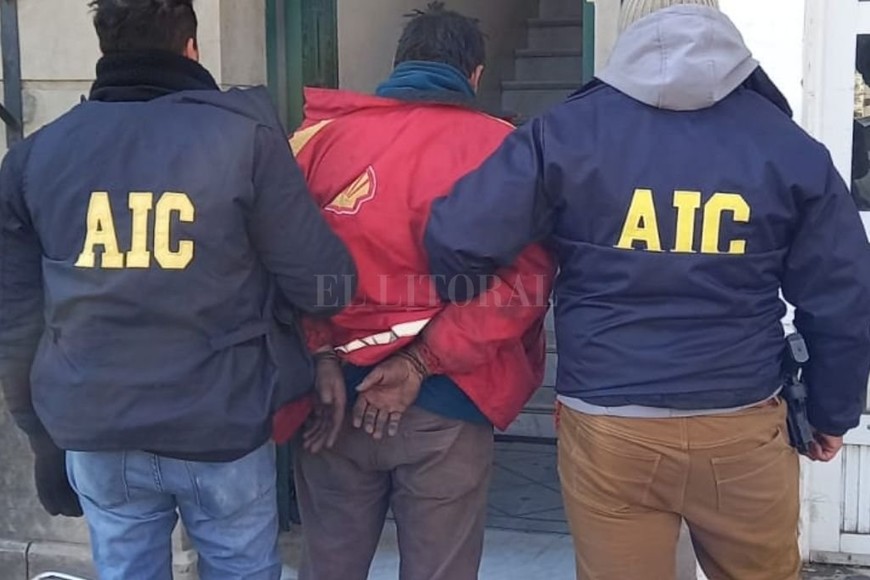 ELLITORAL_393479 |  El Litoral El momento del traslado del acusado a sede policial.