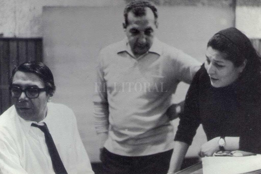 ELLITORAL_401646 |  Archivo El Litoral (Museo Ramírez) Creación. El maestro, junto a Mercedes Sosa y Domingo Cura, en oportunidad de la grabación de Mujeres argentinas, en 1969.
