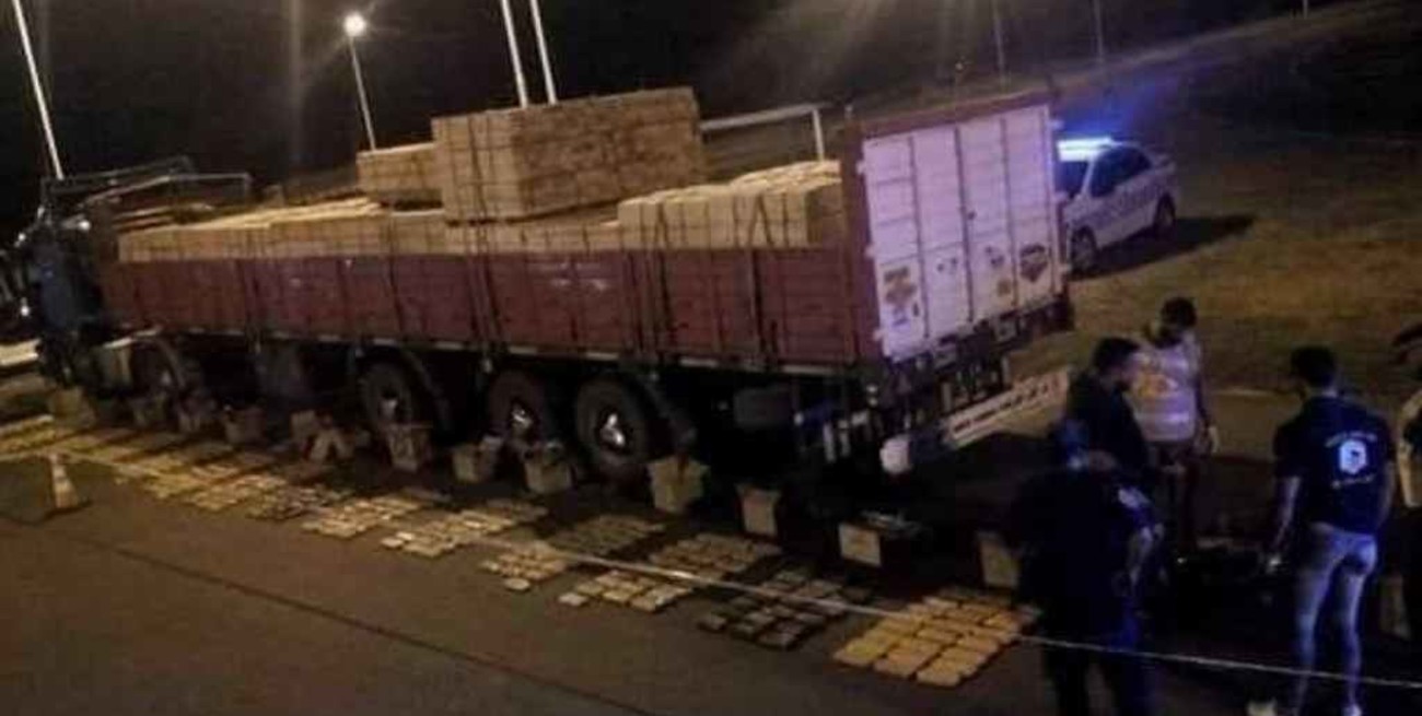 Detienen al conductor de un camión que transportaba 387 kilos de marihuana en Corrientes
