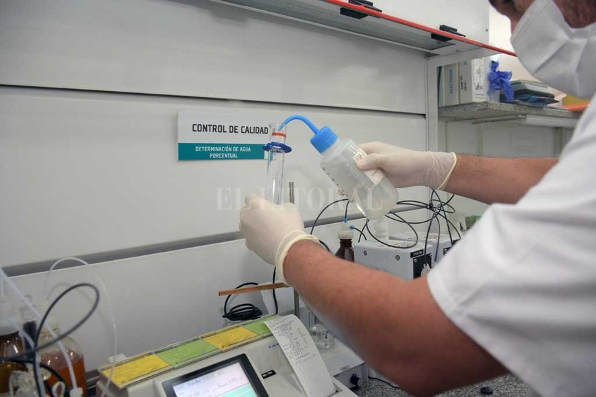 ELLITORAL_422679 |  Flavio Raina Control de calidad, un área clave dentro del proceso que desarrolla el Laboratorio.