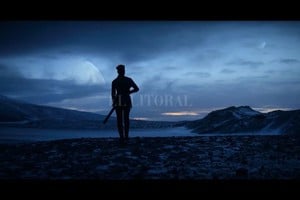 ELLITORAL_387902 |  Skydance Television, Wild Atlantic Pictures, Apple TV+ Isaac Asimov incorpora en sus escritos los viajes estelares a lo largo y ancho del cosmos, pero jalonados por elaboradas abstracciones sobre la ciencia, la historia, la economía y la sociología. Habrá que ver cómo los guionistas de la serie condensan todo eso.