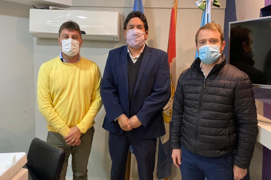 ELLITORAL_376240 | Pte. Comunal, Martín Lemaire, el titular del F.I.D.R., Carlos Clemente y Martín Ceschi, Tesorero del SAMCo